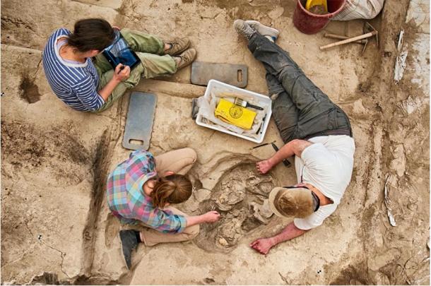 Los arqueólogos desenterrando los restos esqueléticos del sitio de excavación de Çatalhöyük. (Proyecto de investigación Çatalhöyük / Jason Quinlan)