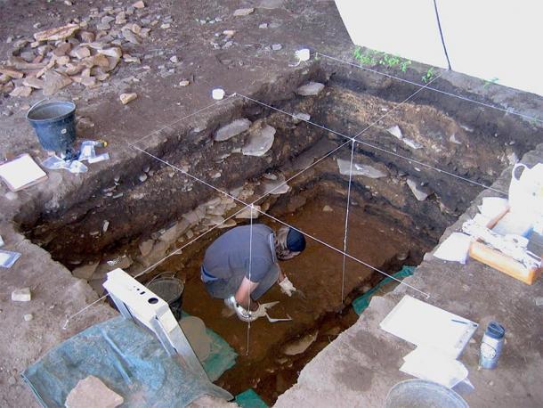 Los arqueólogos trabajan en refugios de rocas en Sehonghong y Melikane en el sur de África. (Brian Stewart / Universidad de Michigan)