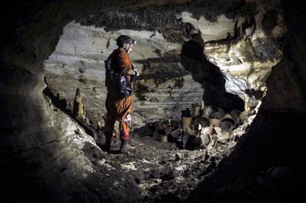 El arqueólogo Guillermo de Anda junto a los artefactos encontrados en la cueva Balamkú en las ruinas mayas de Chichén Itzá. (Karla Ortega / GAM)