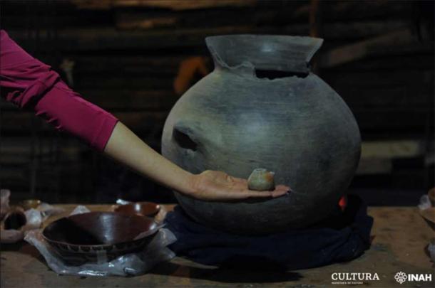 Los arqueólogos descubrieron artefactos de ofrendas aztecas como estos en el centro histórico de la Ciudad de México, depositados después de la conquista de Tenochtitlán por los españoles en 1521 d.C. (Mauricio Marat / INAH)