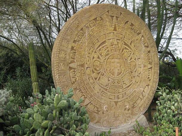 Escultura de piedra del calendario azteca en la "Plaza del Patrimonio Mesoamericano" de Forest Lawn (Imagen: CC BY-SA 3.0)