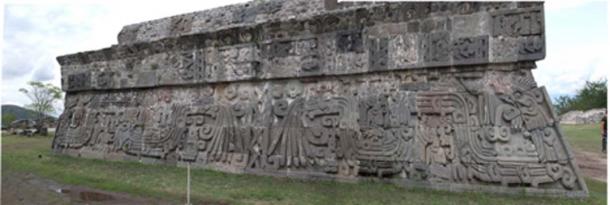 Templo azteca de la serpiente emplumada en Xochicalco, adornado con una serpiente emplumada totalmente zoomorfa. (Giovanirvp / CC BY-SA 3.0)