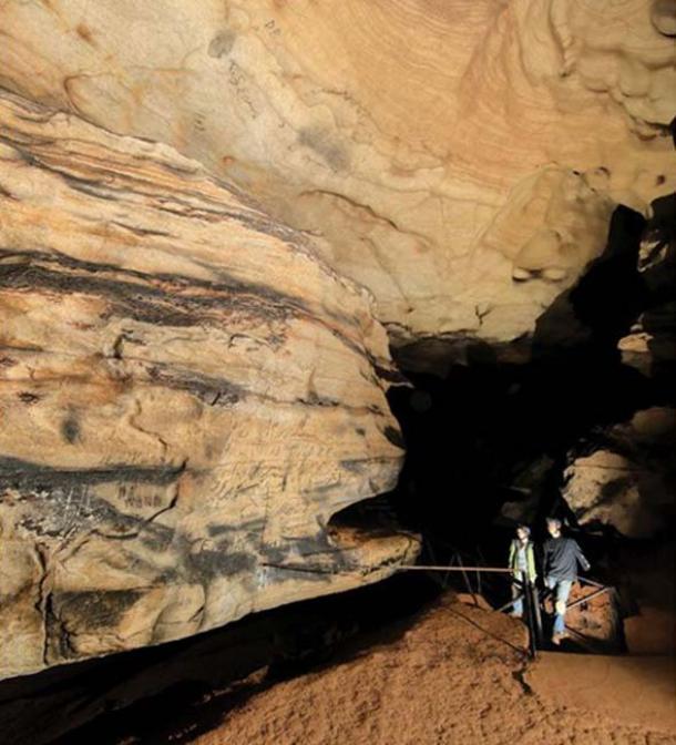 Beau Duke Carroll y Julie Reed en la cueva Manitou, con un silabario Cherokee visible en el techo. (A. Cressler / Uso Justo)