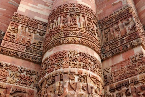 Hermoso detalle de Qutab Minar, minarete de piedra más alto (kaetana / Adobe Stock)