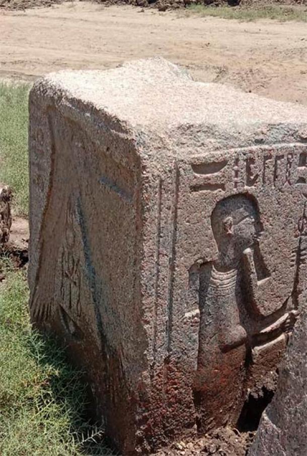 Uno de los recientes bloques de piedra descubiertos recientemente en Memphis de Ptah con su bastón. (Ministerio de Turismo y Antigüedades de Egipto)