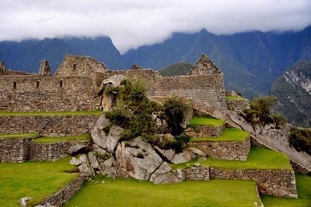 Bloque natural en la montaña Machu Picchu. La red local de fallas y fracturas es visible en los bloques de roca integrados en las estructuras de Machu Picchu. Foto tomada el 6 de noviembre de 2010. (Crédito: Rualdo Menegat)