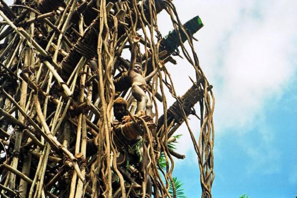 Un niño concursante en la cima de la torre desvencijada a punto de saltar durante la ceremonia de buceo en tierra en la isla de Pentecostés, Vanuatu. (Paul Stein / CC BY-SA 2.0)