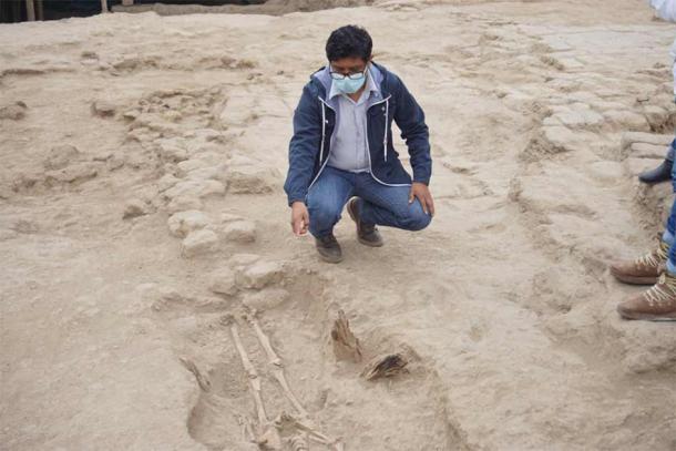 El arqueólogo Édgar Bracamonte Lévano, Director del Proyecto Huaca Santa Rosa de Pucalá, presenta los restos descubiertos durante sus excavaciones. (Museo Tumbas Reales de Sipán)