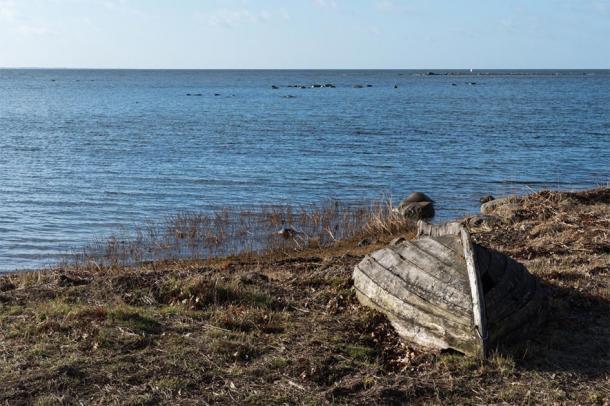 La inscripción de Brittany Rock habla del hombre que murió en el mar. (oolandsfokus / Adobe Stock)