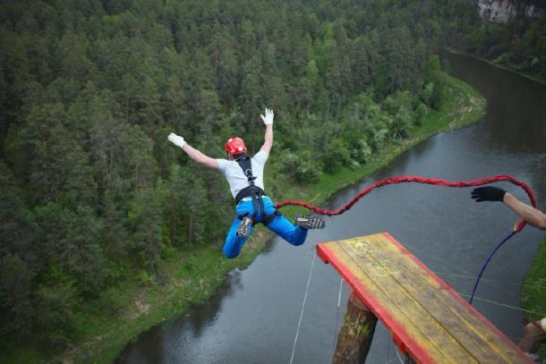 El salto bungee moderno para mostrar las similitudes con el buceo en tierra de Pentecostés. (esalienko / Adobe stock)