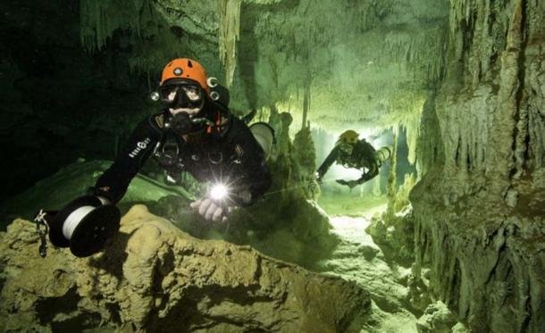 Buzos en la cueva submarina de Quintana Roo. (Herbert Meyrl / GAM)