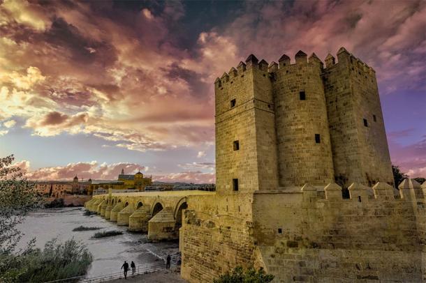 La Torre de la Calahorra junto al Puente Romano, Córdoba (Javier Romera / Adobe Stock)