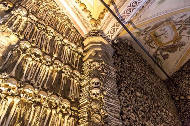 Capilla de los huesos en Portugal, donde se muestra una vasta pared de huesos y cráneos. (Sergii Figurnyi/ Adobe)