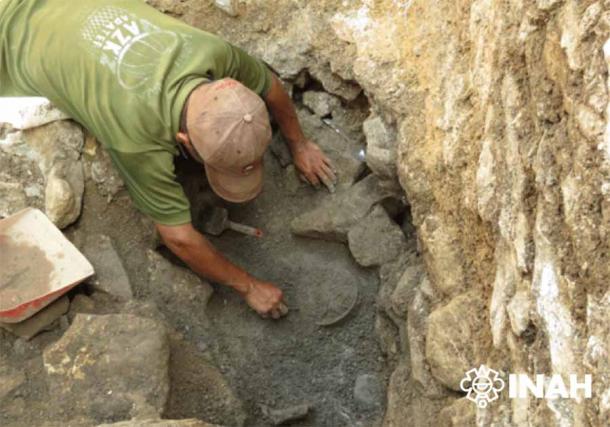 Carlos Miguel Varela Scherrer, excavando en el sitio. (Proyecto Arqueológico Palenque, INAH)