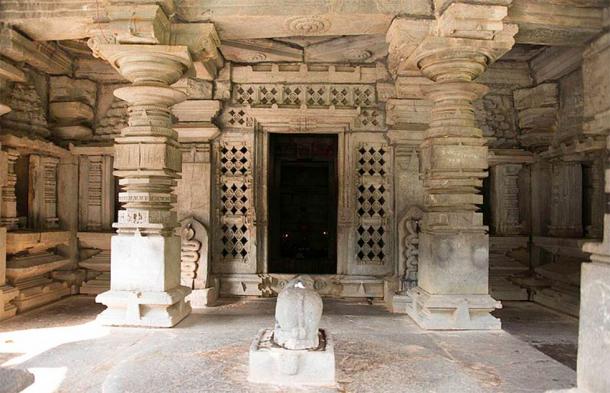 Pilares de piedra tallada que forman el área de entrada de Mukhamantapa de un templo de Shiva (Mahabalaindia / CC)