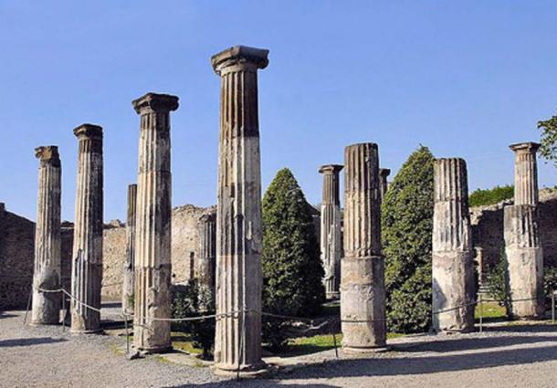 El peristilo de la Casa de Cneo Aleius Nigidius Maius (también conocido como La Casa de Pansa) en la ciudad en ruinas de Pompeya. (Wildmountainscene / CC BY SA 3.0)