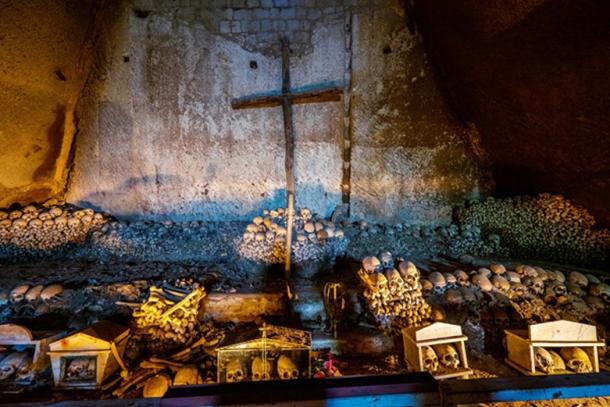 Cementerio de Fontanels, Italia, donde residen numerosos cráneos y huesos pintados. (Massimo Santi Adobe)