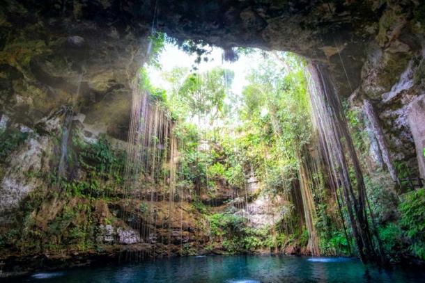 Cenote cueva lago vista del paisaje, Chichén Itzá, México. (Martin M303 / Adobe stock)