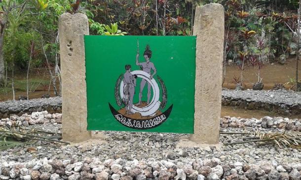 El escudo de armas de la Nación Turaga (un movimiento indígena) exhibido en la sede de la organización en Lavatmanggemu, Isla de Pentecostés, Vanuatu. (Tabisini / CC BY-SA 3.0)