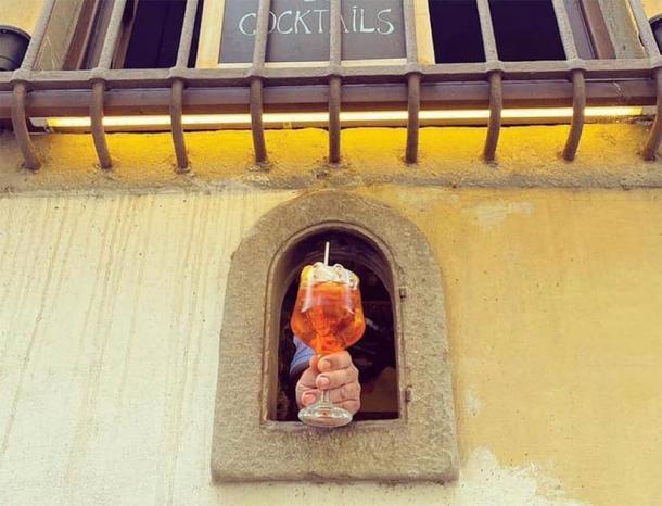 Un cóctel que se sirve a través de la vidriera de la Osteria delle Brache en Piazza Peruzzi. (Associazione Buchette del Vino)