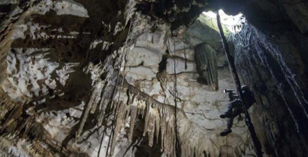 Corey Jaskolski escanea la entrada a la cueva en Chichen ItzÃ¡ (Karla Ortega / GAM Project)