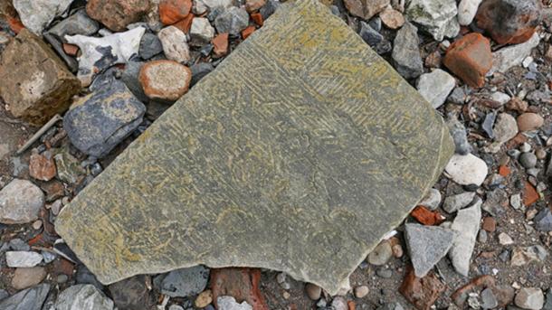 Cosas encontradas: costa expuesta durante la marea alta en el TÃ¡mesis. Piedra, plana y de tamaÃ±o A4, con las marcas del albaÃ±il claramente visibles. (Tom Lee / CC BY-SA 2.0)