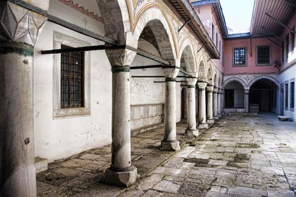 Patio de las concubinas en Estambul, Turquía (saik20 / Adobe Stock)