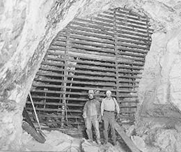 Dave Derosiers y Stan Sloan del Servicio de Parques Nacionales muestran la puerta de la cueva de Stanton completada: 20 pies de alto y 20 pies de ancho. (Bat Conservation International)