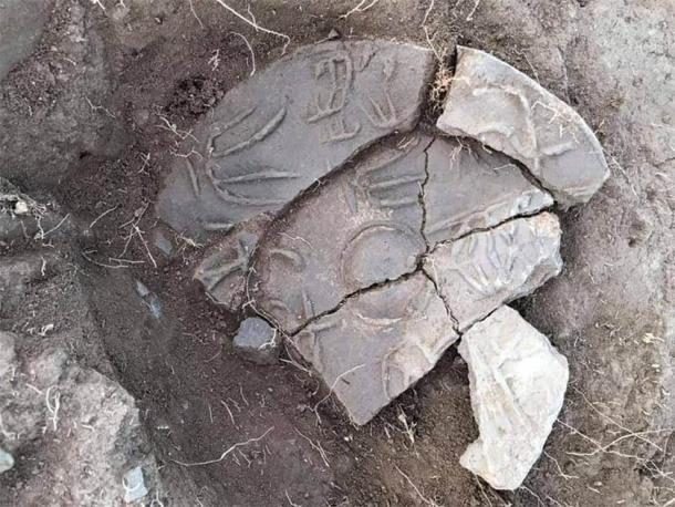 La decoración del techo demuestra la ubicación de la Ciudad del Dragón, ciudad nómada perdida hace mucho tiempo. La inscripción en caracteres chinos antiguos lee: "Hijo del cielo Chanyu" (red Xinhua)