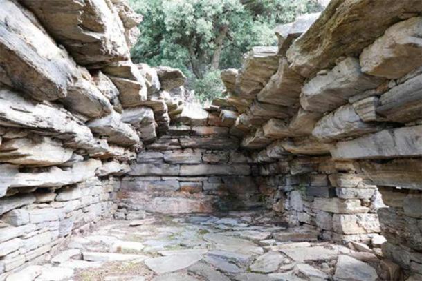 Dentro de un edificio Palli-Lakka dragon-House cerca de Styra, Euboia, Grecia. (Klaus-Norbert / CC BY 3.0 )