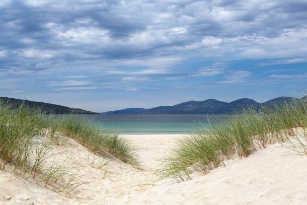 Las dunas de arena en una isla del norte de Escocia. Fue la arena la que "mató" al pueblo fantasma escocés de Broo durante la Pequeña Edad del Hielo. (Anneke / Adobe Stock)