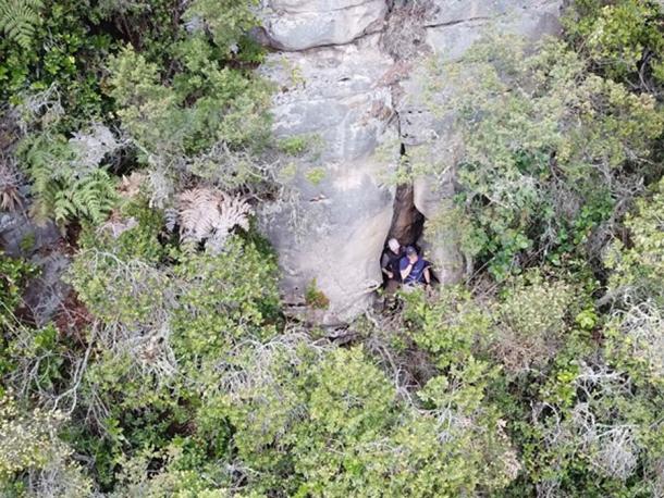 El equipo "A" explora grietas en la base del acantilado