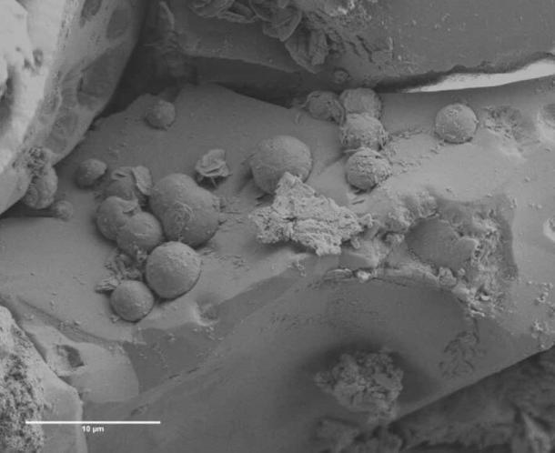 Imagen de electrones secundarios del condrule mineral en el meteorito de condrita carbonosa. (Universidad de Loughborough)