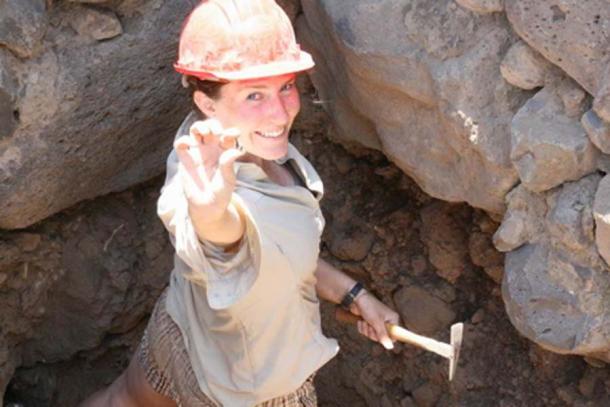 En el área de excavación donde se encontró la Puerta de la Ciudad, los investigadores también han desenterrado joyas y monedas. (Rami Arav / University of Nebraska)