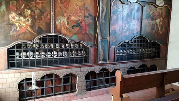 En Schusterkapelle en Dingolfing, Alemania, hay 60 cráneos pintados en una casa de charnel. (Helmlechner / CC BY-SA 4.0)