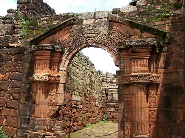 Las gráciles tallas que adornan la entrada de la iglesia (CC BY 3.0)