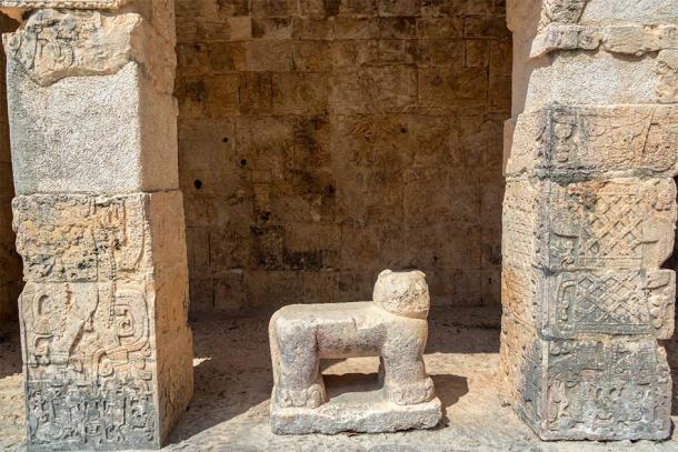 Glifos erosionados cubren las superficies del Templo del Jaguar en Chichén Itzá. (jkraft5 / Adobe Stock)