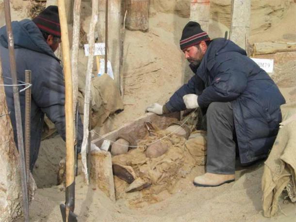 Excavación de una de las momias de la cuenca del Tarim en el cementerio de Xiaohe. (Wenying Li / Instituto de Arqueología y Reliquias Culturales de Xinjiang)