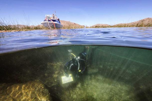 Excavaciones arqueolÃ³gicas submarinas sistemÃ¡ticas desde un lugar ceremonial submarino cerca de la Isla del Sol en el Lago Titicaca, Bolivia. (Teddy Seguin)