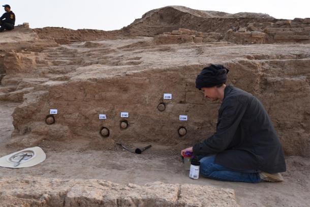 Excavando conos. Los conos, encontrados en el templo del dios de la guerra, están inscritos con hechizos mágicos. (Museo Británico)