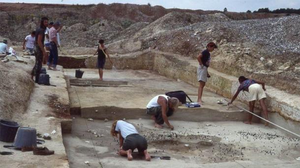 Excavación del sitio Boxgrove en West Sussex en 1990. (UCL INSTITUTO DE ARQUEOLOGÍA)