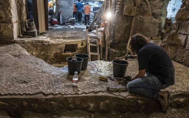 Trabajos de excavación y conversación bajo el complejo 'Beit Straus' de la Ciudad Vieja de Jerusalén, mayo de 2020. (Shai HaLevi / Autoridad de Antigüedades de Israel)