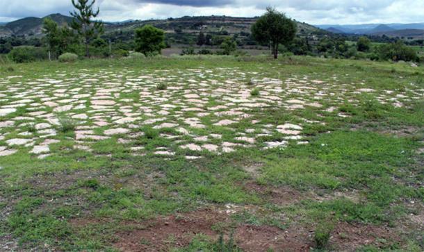 Las excavaciones en Etlatongo en el sur de México sondearon debajo de los restos de la superficie de la era de una hacienda española (se muestra) para revelar dos canchas de pelota antiguas, construidas una encima de la otra. (Proyecto formativo Etlatongo)