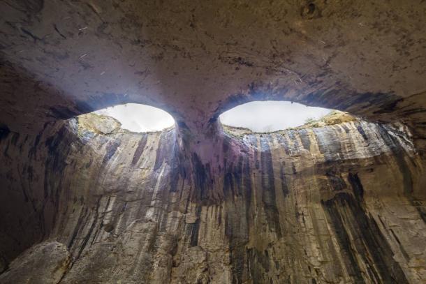 "Los ojos" en la cueva de Prohodna, Karlukovo, Bulgaria. (nikolay100 / Adobe Stock)