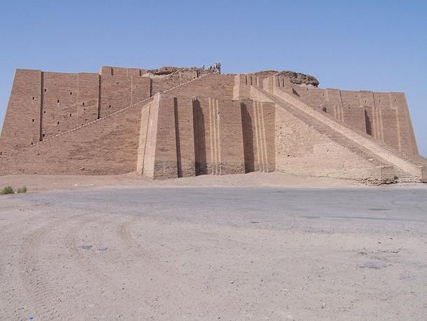 Fachada parcialmente reconstruida y la escalera de acceso del zigurat. Los restos reales de la estructura neobabilónica se pueden ver en la parte superior. (Hardnfast / CC BY 3.0)