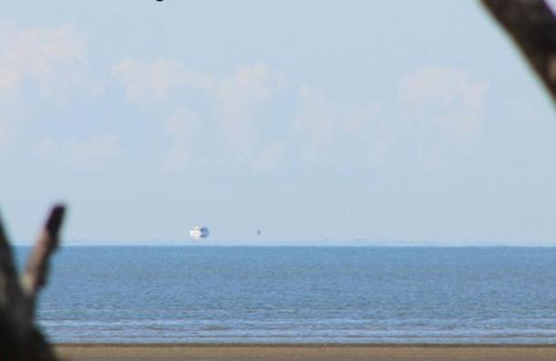 Un Fata Morgana frente a la costa este de Australia hace que parezca que un barco está flotando sobre el horizonte, el 26 de agosto de 2012. (Timpaananen / Wikimedia Commons)