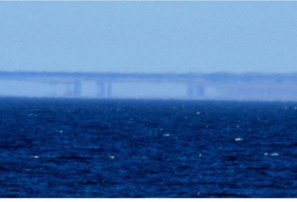 Una Fata Morgana a lo largo de la costa de Santa Cruz, California, vista desde Moss Landing el 7 de mayo de 2007. (Brocken Inaglory / Wikimedia Commons)