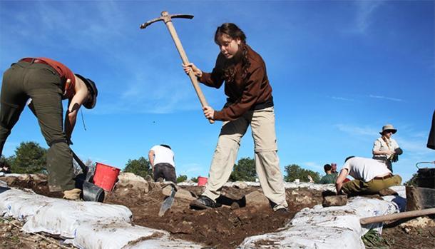 En el campo: la estudiante de arqueología Eva Rummery dice que la experiencia práctica la ha ayudado a seguir estudios de posgrado en Macquarie. (Universidad de Macquarie)