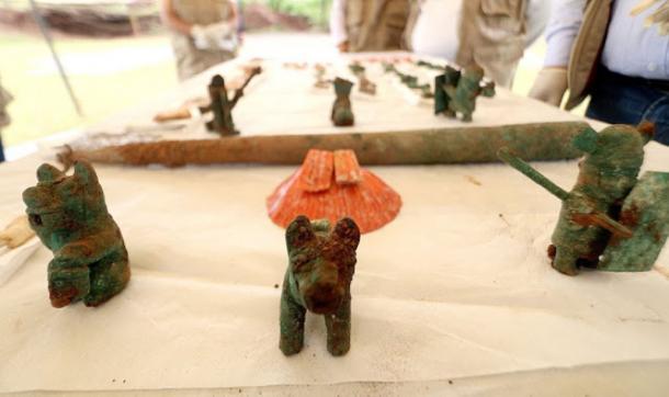 Figuras zoomorfas, pumas y guerreras con un caparazÃ³n de espondilo delante de la barra. (DDC Cusco)