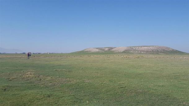 Vista completa del montículo arqueológico en Türkmen-Karahöyük. Parece que la ciudad desconocida en su altura cubría unos 300 acres. (James Osborne)